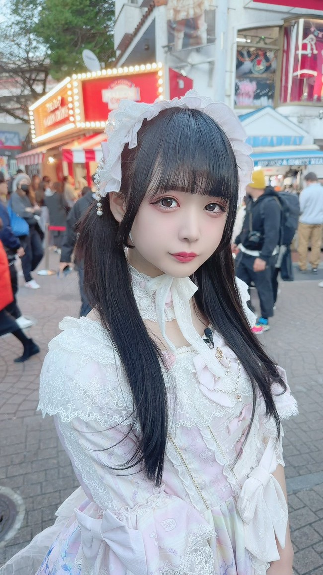 Dari luar, penampilan Himenii seperti gadis berusia 16 tahun. Ciri khas penampilannya adalah memakai busana bergaya lolita yang girlie sekaligus feminin. Foto: Twitter/@@1293Maron