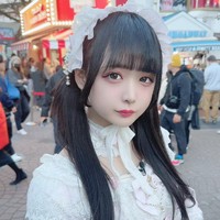 Dari luar, penampilan Himenii seperti gadis berusia 16 tahun. Ciri khas penampilannya adalah memakai busana bergaya lolita yang girlie sekaligus feminin. Foto: Twitter/@@1293Maron