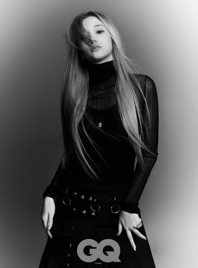 Secara etnis, Huening Kai TXT dan Huening Bahiyyih Kep1er adalah orang Korea seperti ibunya. Namun, ayahnya berasal dari Amerika dengan keturunan Polandia, Skotlandia, dan Jerman. Alhasil adik-kakak idol KPop itu berparas blasteran dan disebut-sebut ‘Barbie and Ken in real life’. Foto: dok. GQ Korea