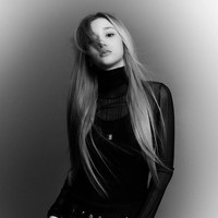 Secara etnis, Huening Kai TXT dan Huening Bahiyyih Kep1er adalah orang Korea seperti ibunya. Namun, ayahnya berasal dari Amerika dengan keturunan Polandia, Skotlandia, dan Jerman. Alhasil adik-kakak idol KPop itu berparas blasteran dan disebut-sebut ‘Barbie and Ken in real life’. Foto: dok. GQ Korea