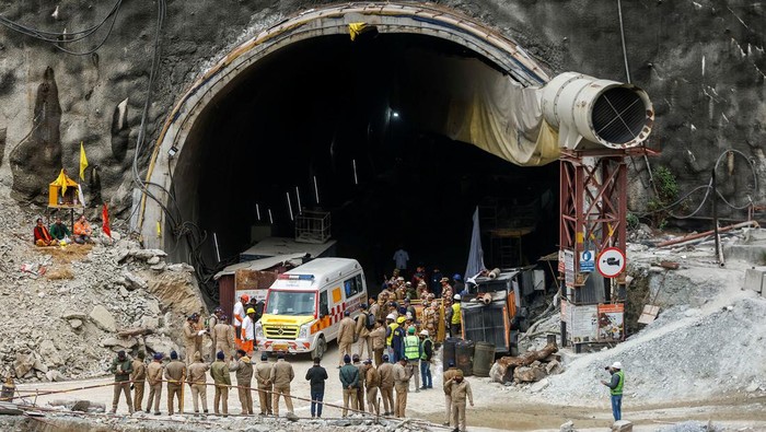 Terowongan yang sedang dibangun runtuh hingga menyebabkan 41 pekerja terjebak di negara bagian Uttarakhand, India.