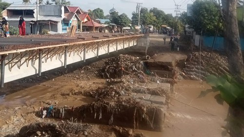 Jembatan di Bima putus diterjang banjir.