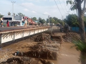 Jembatan Darurat di Bima Putus Diterjang Banjir
