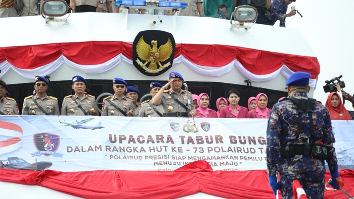 Kabaharkam Pimpin Tabur Bunga di Perairan Teluk DKI Jakarta