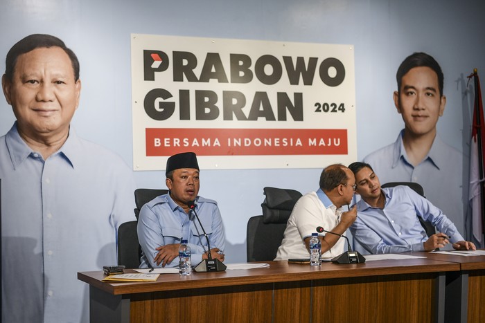 Ketua Tim Kampanye Nasional (TKN) Prabowo-Gibran Roslan Roeslani (tengah), Sekretaris TKN Nusron Wahid (kiri), Komandan Tim Komunikasi TKN Budisatrio Djiwandono (kanan) memberikan keterangan pers terkait hari pertama kampanye TKN Prabowo-Gibran di Media Center TKN Prabowo-Gibran, Jalan Sriwijaya, Jakarta Selatan, Selasa (28/11/2023). TKN Prabowo-Gibran mensosialisasikan program gerakan makan siang gratis bagi anak sekolah dan pesantren serta bantuan gizi untuk anak dan ibu hamil secara serentak di seluruh Indonesia pada hari pertama kampanye. ANTARA FOTO/Galih Pradipta/foc.
