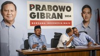 TKN Prabowo-Gibran mensosialisasikan program gerakan makan siang gratis bagi anak sekolah dan pesantren serta bantuan gizi untuk anak dan ibu hamil secara serentak di seluruh Indonesia pada hari pertama kampanye.  
