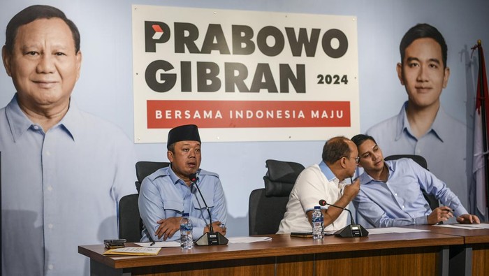 Kampanye Perdana, TKN Prabowo-Gibran Sosialisasi Program-Beri Bantuan Ketua Tim Kampanye Nasional (TKN) Prabowo-Gibran Roslan Roeslani (tengah), Sekretaris TKN Nusron Wahid (kiri), Komandan Tim Komunikasi TKN Budisatrio Djiwandono (kanan) memberikan keterangan pers terkait hari pertama kampanye TKN Prabowo-Gibran di Media Center TKN Prabowo-Gibran, Jalan Sriwijaya, Jakarta Selatan, Selasa (28/11/2023). TKN Prabowo-Gibran mensosialisasikan program gerakan makan siang gratis bagi anak sekolah dan pesantren serta bantuan gizi untuk anak dan ibu hamil secara serentak di seluruh Indonesia pada hari pertama kampanye. ANTARA FOTO/Galih Pradipta/foc.
