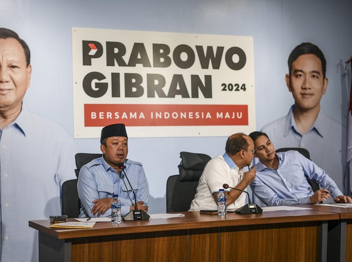 Ketua Tim Kampanye Nasional (TKN) Prabowo-Gibran Roslan Roeslani (tengah), Sekretaris TKN Nusron Wahid (kiri), Komandan Tim Komunikasi TKN Budisatrio Djiwandono (kanan) memberikan keterangan pers terkait hari pertama kampanye TKN Prabowo-Gibran di Media Center TKN Prabowo-Gibran, Jalan Sriwijaya, Jakarta Selatan, Selasa (28/11/2023). TKN Prabowo-Gibran mensosialisasikan program gerakan makan siang gratis bagi anak sekolah dan pesantren serta bantuan gizi untuk anak dan ibu hamil secara serentak di seluruh Indonesia pada hari pertama kampanye. ANTARA FOTO/Galih Pradipta/foc.