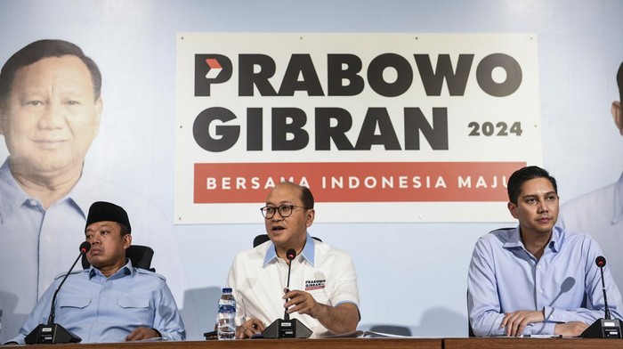 Ketua Tim Kampanye Nasional (TKN) Prabowo-Gibran Roslan Roeslani (tengah), Sekretaris TKN Nusron Wahid (kiri), Komandan Tim Komunikasi TKN Budisatrio Djiwandono (kanan) memberikan keterangan pers terkait hari pertama kampanye TKN Prabowo-Gibran di Media Center TKN Prabowo-Gibran, Jalan Sriwijaya, Jakarta Selatan, Selasa (28/11/2023). TKN Prabowo-Gibran mensosialisasikan program gerakan makan siang gratis bagi anak sekolah dan pesantren serta bantuan gizi untuk anak dan ibu hamil secara serentak di seluruh Indonesia pada hari pertama kampanye. ANTARA FOTO/Galih Pradipta/foc.