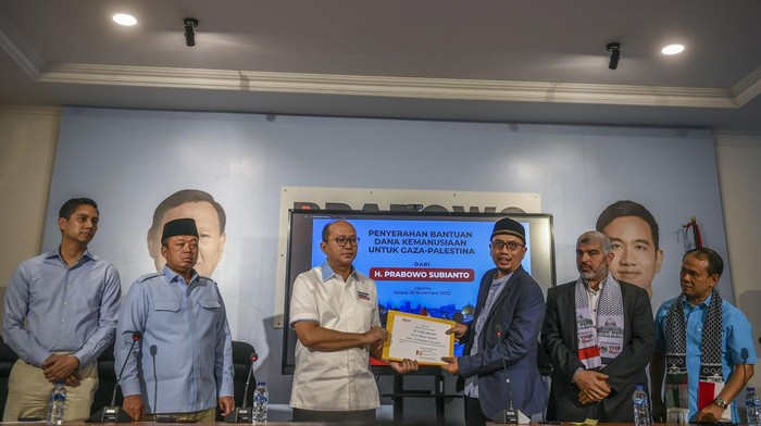 Ketua Tim Kampanye Nasional (TKN) Prabowo-Gibran Roslan Roeslani (tengah), Sekretaris TKN Nusron Wahid (kiri), Komandan Tim Komunikasi TKN Budisatrio Djiwandono (kanan) memberikan keterangan pers terkait hari pertama kampanye TKN Prabowo-Gibran di Media Center TKN Prabowo-Gibran, Jalan Sriwijaya, Jakarta Selatan, Selasa (28/11/2023). TKN Prabowo-Gibran mensosialisasikan program gerakan makan siang gratis bagi anak sekolah dan pesantren serta bantuan gizi untuk anak dan ibu hamil secara serentak di seluruh Indonesia pada hari pertama kampanye. ANTARA FOTO/Galih Pradipta/foc.