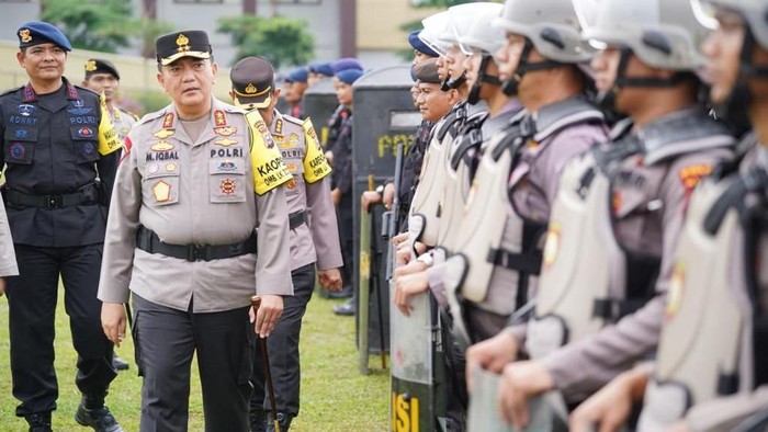 Kapolda Riau Irjen Mohammad Iqbal mengecek personel