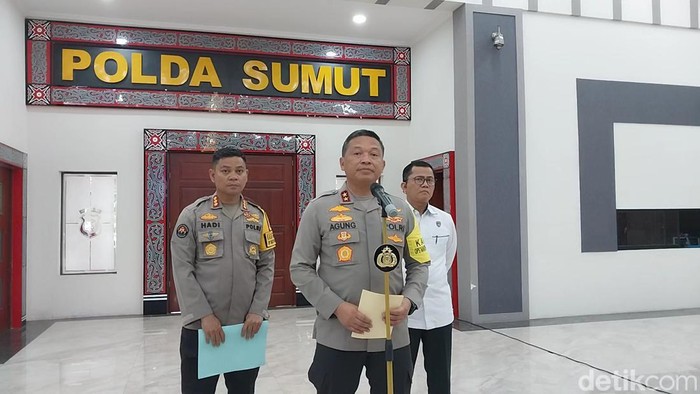 Kapolda Sumut Irjen Agung Setya Imam Effendi saat memberikan keterangan. (Finta Rahyuni/detikSumut)