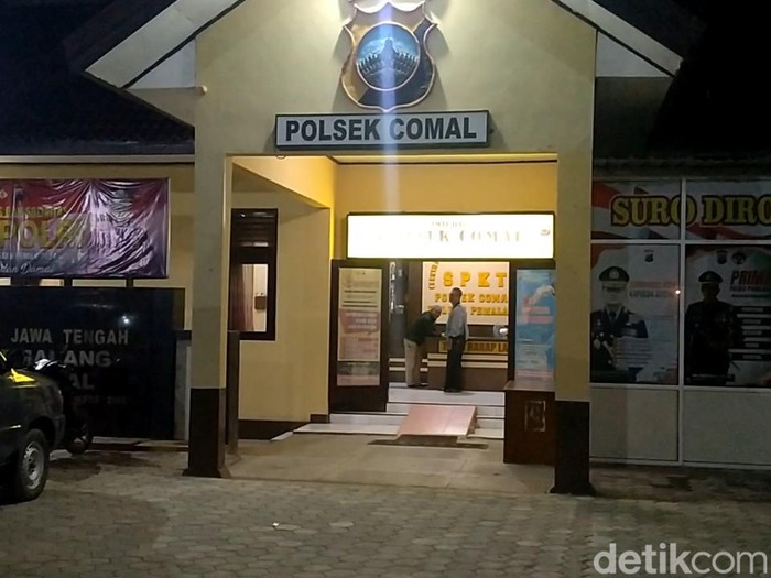 Kasi Humas Polres Pemalang, Ipda Anjar Lindu Wijayadi, saat memberikan keterangan soal kasus dugaan pembunuhan kakek asal Kecamatan Comal, Kabupaten Pemalang, Selasa (28/11/2023) malam.