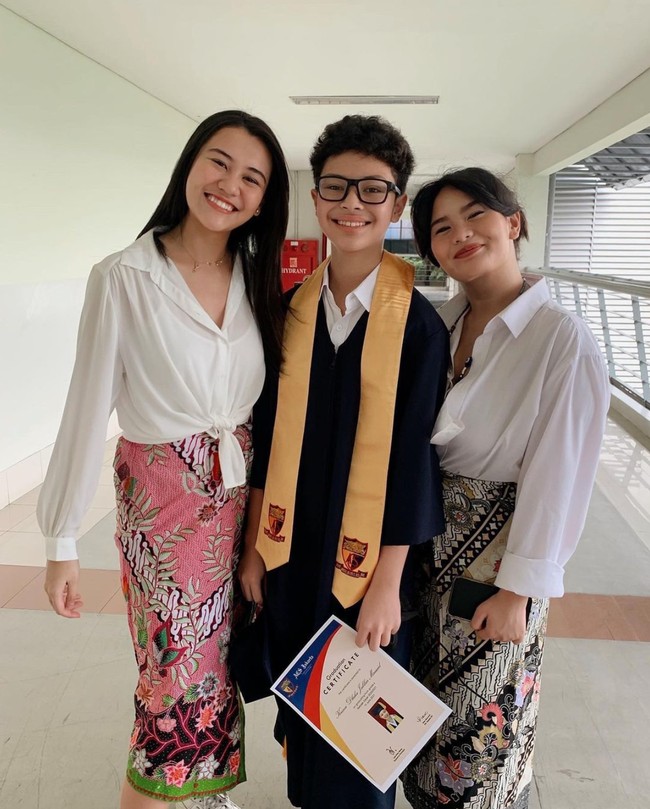 Meski memiliki ibu yang berbeda namun ketiganya terlihat kompak. Seperti saat Keanu wisuda di sekolahnya, kedua kakaknya, Aaliyah dan Zahwa terlihat turut hadir mengenakan pakaian yang senada. Foto: Instagram/@keanu_massaid