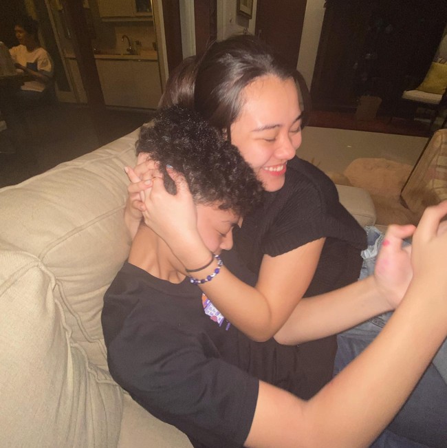 Dipeluk Aaliyah Massaid, terlihat keduanya begitu akrab dan saling menyayangi. Momen kebersamaan Keanu bersama kedua kakaknya itu tampak cukup sering dibagikan ke akun Instagram pribadi miliknya. Foto: Instagram/@keanu_massaid