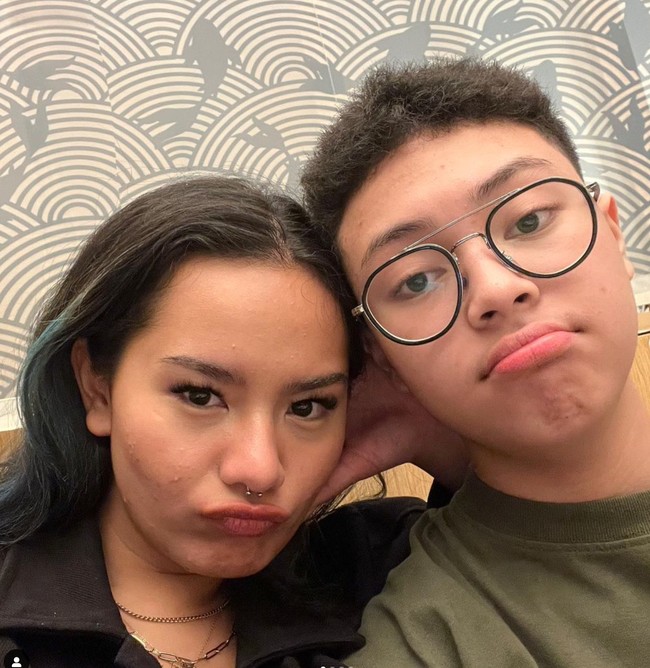 Berpose bersama Zahwa Massaid, keduanya terlihat kompak memamerkan ekspresi wajah yang sama. Meski keduanya terpaut usia 9 tahun namun kekompakannya bak teman sebaya. Foto: Instagram/@keanu_massaid