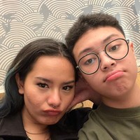 Berpose bersama Zahwa Massaid, keduanya terlihat kompak memamerkan ekspresi wajah yang sama. Meski keduanya terpaut usia 9 tahun namun kekompakannya bak teman sebaya. Foto: Instagram/@keanu_massaid