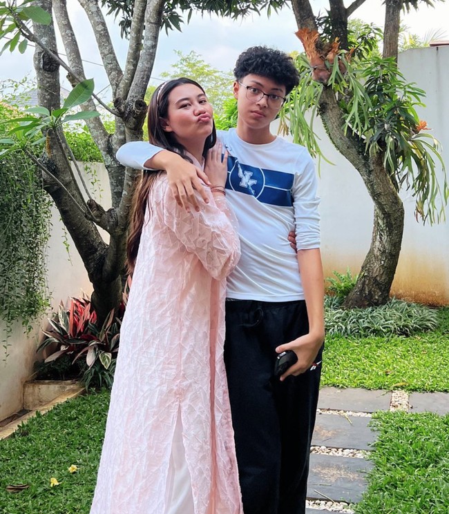 Sementara dengan Aaliyah Massaid, keduanya terpaut usia 7 tahun. Walaupun saat ini Keanu baru berusia 14 tahun namun tingginya sudah berhasil mengalahkan sang kakak. Foto: Instagram/@keanu_massaid