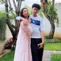 Sementara dengan Aaliyah Massaid, keduanya terpaut usia 7 tahun. Walaupun saat ini Keanu baru berusia 14 tahun namun tingginya sudah berhasil mengalahkan sang kakak. Foto: Instagram/@keanu_massaid