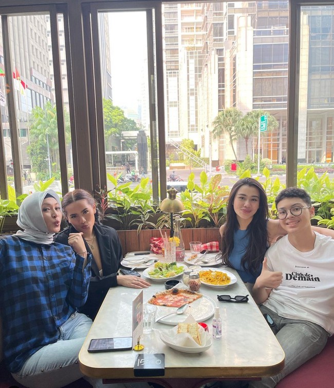 Momen saat ketiganya terlihat hangout bersama. Kali ini tak hanya bertiga, ada tambahan Angelina Sondakh yang ikut bergabung. Kebersamaan keluarga tersebut pun banyak mendapat pujian dari netizen. Foto: Instagram/@keanu_massaid