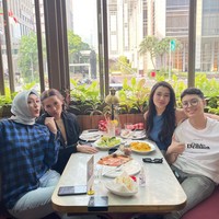 Momen saat ketiganya terlihat hangout bersama. Kali ini tak hanya bertiga, ada tambahan Angelina Sondakh yang ikut bergabung. Kebersamaan keluarga tersebut pun banyak mendapat pujian dari netizen. Foto: Instagram/@keanu_massaid