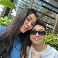 Karena Zahwa tinggal di Amerika, maka Aaliyah lah yang lebih sering bersama Keanu. Berpose selfie bersama, keduanya terlihat begitu kompak. Foto: Instagram/@keanu_massaid