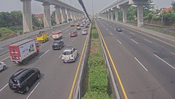 Kecelakaan dilaporkan terjadi di Tol Cikampek Km 09 arah Jakarta. Kecelakaan itu turut memicu kepadatan lalu lintas. (CCTV PUPR)