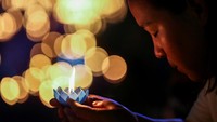 Loy Krathong dirayakan secara nasional selama bulan purnama bulan ke-12 dalam kalender lunar Thailand. REUTERS/Chalinee Thirasupa