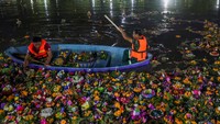 Karena asosiasi dengan cahaya serta lentera, maka festival ini juga dikenal dengan nama lain, seperti Festival Cahaya atau Festival Lentera Mengambang. REUTERS/Chalinee Thirasupa