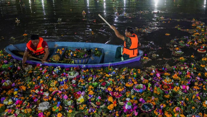 Kelap-kelip Festival Loy Krathong di Bangkok Floating Krathongs, baskets made with leaves and flowers, float in a park lagoon during the Loy Krathong festival which is held as a symbolic apology and to express gratitude to the goddess of the river and to thank for the water, in Bangkok, Thailand, November 27, 2023. REUTERS/Chalinee Thirasupa