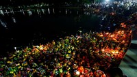 Hal ini diyakini dapat menyingkirkan hal buruk dan perasaan negatif, sekaligus mengundang peruntungan dan perasaan positif. Selama festival, para pengunjung bisa berkumpul di sungai, danau, kanal, dan pntai untuk berparitisipasi dalam perayaan dan menghormati dewa air. Di utara Thailand, Loy Krathong dirayakan bersamaan dengan Festival Yi Peng, di mana lentera-lentera yang dinyalakan akan dilepaskan ke langit pada malam hari. REUTERS/Jorge Silva