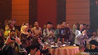 Para tamu undangan juga larut dalam kegembiraan ketika penyanyi dangdut Nassar melantukan lagu yang dibawakan diatas panggung.