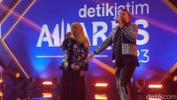 Acara anugerah detikjatim award 2023 semakin meriah ketika penyanyi dangdut Nassar berduet dengan Gubernur Khofifah Indar Parawansa.