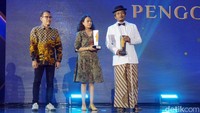 Kepala redaksi detikJatim Budi Hartadi memberikan penghargaan kepada peraih Anugerah Komunitas Penggerak Terdepan detikJatim awards 2023.