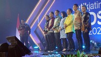 Direktur Transmedia latif Harnoko membacakan peraih anugerah detikjatim award 2023.