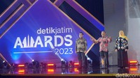 Pemimpin Redaksi detikcom Alfito Deannova Ginting bersama Gubernur Jawa Timur Khofifah bersama putra almarhum Raden Kusbini pencipta lagu Bagimu Negeri. Mereka mengajak audien menyanyikan lagu Bagimu Negeri.