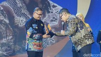 Pj Wali Kota Batu Aries Agung Paewai meraih Anugerah sebagai Tokoh Akselerator Pembangunan detikJatim awards 2023 kategori Pendorong Inovasi Pemerintahan.