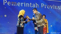 Pemerintah Provinsi (Pemprov) Jatim meraih Anugerah Program Inovasi Pembangunan Terpuji detikJatim Awards 2023, Senin (27/11/2023). Anugerah ini diterima Pemprov Jatim dalam kategori Peningkatan Kualitas Pendidikan.