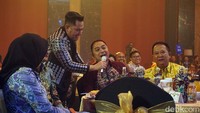 Nassar juga sempat mengajak Walikota Surabaya Eri Cahyadi beryanyi.