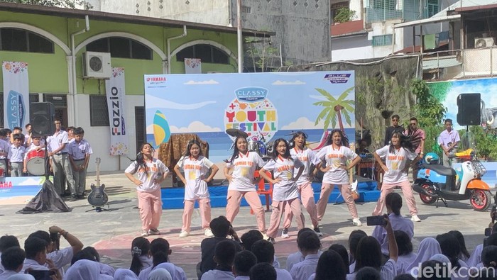 Keseruan penampilan para siswa SMA Ahmad Yani Binjai saat Roadshow Classy Yamaha Youth Festival (Kartika Sari/detikSumut)