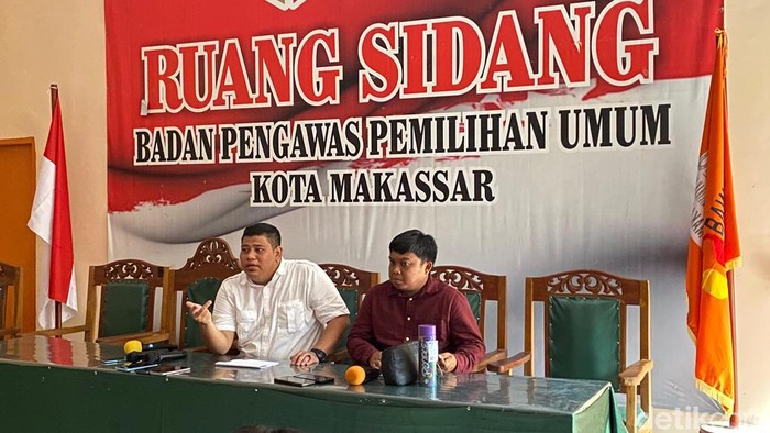 Ketua Bawaslu Makassar Dede Arwinsyah (kiri) memaparkan hasil pengawasan terhadap agenda capres-cawapres di Makassar.