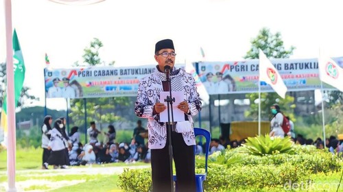 Ketua PGRI Lombok Tengah H. Amir saat memberikan sambutan di HUT PGRI di Kantor Bupati Lombok Tengah pada Senin (27/11/2023).