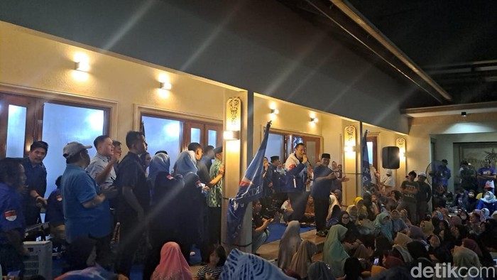 Ketum Demokrat Agus Harimurti Yudhoyono (AHY) nyanyi Cendol Dawet bareng emak-emak di Condet, Jaktim (Devi/detikcom)