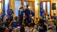 Dalam orasi politiknya, AHY menyampaikan salam dari SBY untuk warga Kramat Jati.  