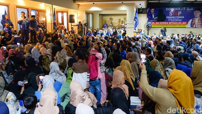 Kickoff Kampanye, AHY Sampaikan Salam SBY di Kramat Jati Ketum PD Agus Harimurti Yudhoyono (AHY) menyambangi kediaman caleg PD Adi Kurnia Setiadi di Kramat Jati, Jaktim. AHY turut menyampaikan salam dari Susilo Bambang Yudhoyono (SBY).