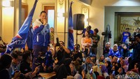 AHY menyapa warga dalam kick off kampanye Pemilu 2024 di kediaman caleg DPR dari PD, Adi Kurnia Setiadi di Kramat Jati, Jakarta Timur, Selasa (28/11/2023).  