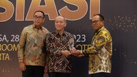Suparno Djasmin mendapatkan penghargaan Lifetime Achievement Award in Multifinance Industry dari Asosiasi Perusahaan Pembiayaan Indonesia (APPI) atas kesuksesannya dalam mengembangkan layanan pembiayaan dari Grup Astra melalui Astra Financial. 