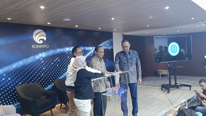 Kementerian Komunikasi dan Informatika (Kominfo) meluncurkan desk pemilu dan buku saku guna menjaga berlangsungnya proses Pemilu 2024 dengan tertib. Kementerian Kominfo bekerja sama dengan Bawaslu RI dan Polri.