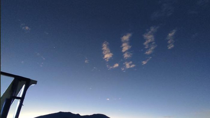 Lafaz Allah muncul di atas Gunung Marapi Sumbar. (Foto: Dok Pribadi Rabbiah)