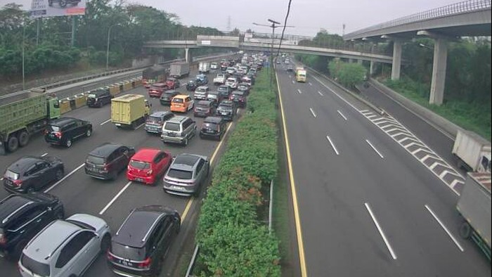 Lalu lintas (lalin) di Tol Dalam Kota dari Cawang menuju Pancoran dilaporkan padat pada pagi ini. Kepadatan sudah terjadi di intechange Cawang (dok CCTV PUPR)